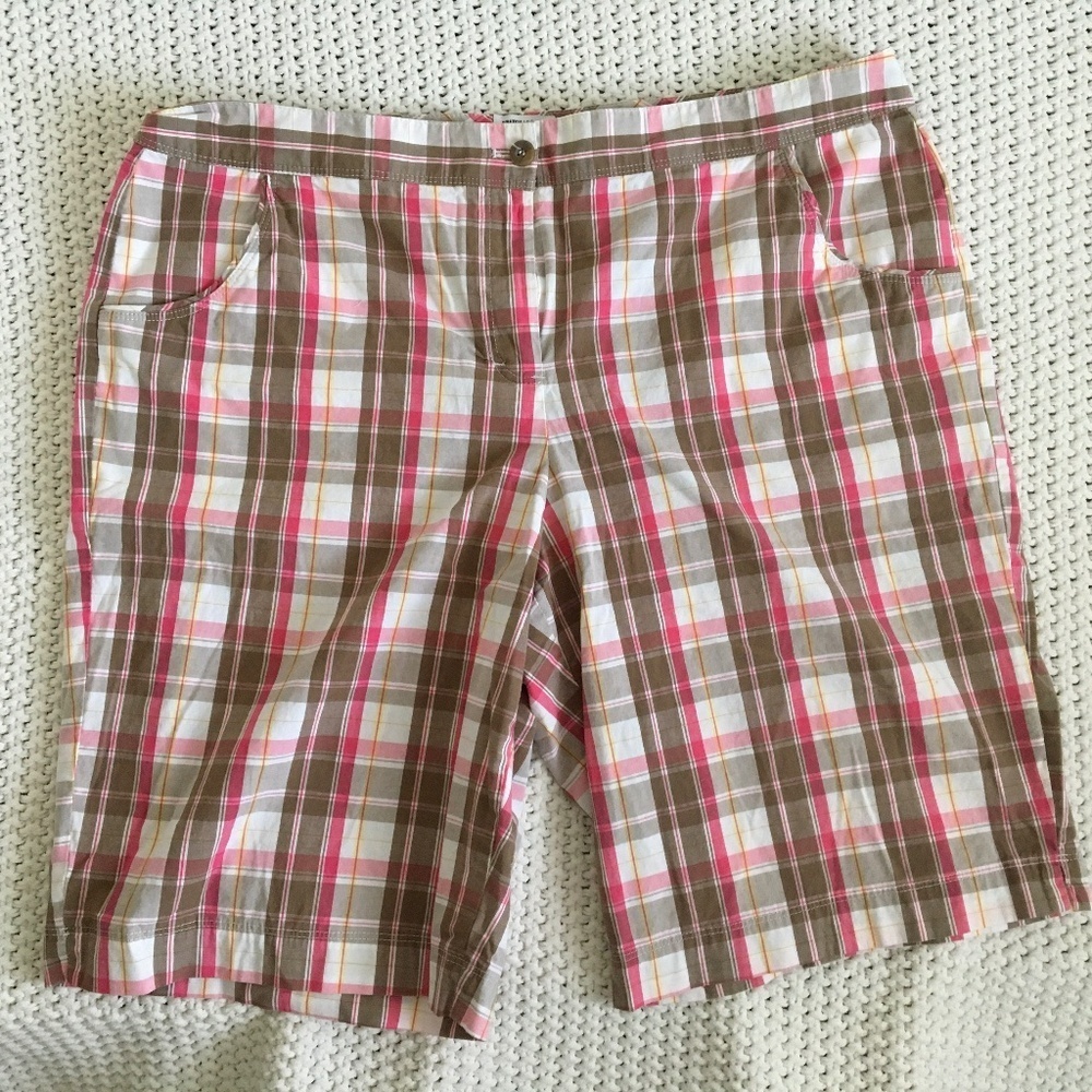IZOD PERFORMX STRETCH GOLF SHORTS, WOMAN SIZE 14 TAN AND PINK. (15) - Picture 1 of 6